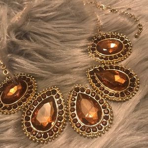 Pre-loved tear drop necklace! Fashion statement.